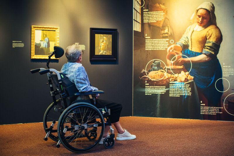 Het Rijksmuseum brengt samen met Philips levensechte replica's van Vermeers schilderijen naar verpleeghuizen en seniorencomplexen