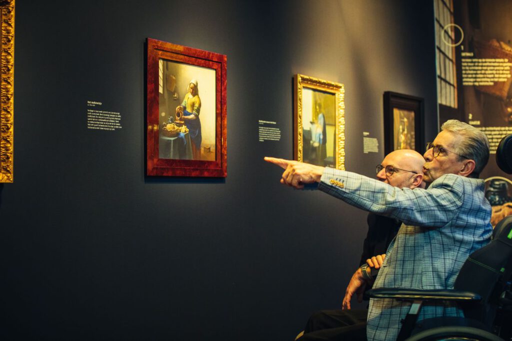 Het Rijksmuseum brengt samen met Philips levensechte replica's van Vermeers schilderijen naar verpleeghuizen en seniorencomplexen