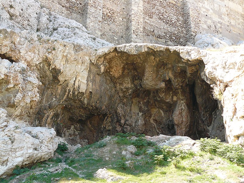 De grot van Aglauros aan de oostkant van de Akropolis.