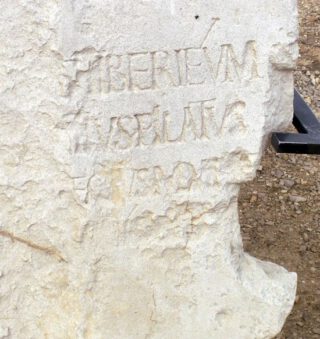 Incsriptie met de naam van Pilatus [TIVS PILATVS], gevonden in Caesarea