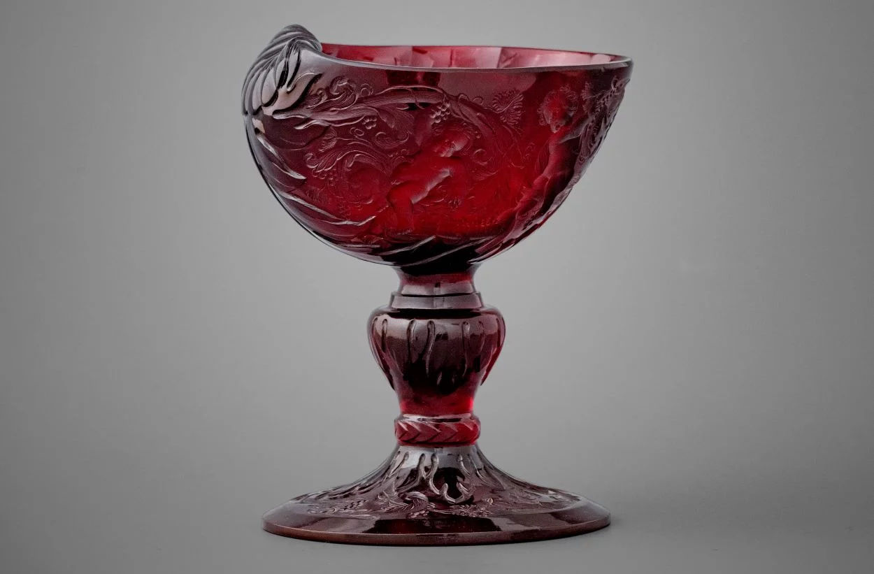 Johann Kunckel. Gegraveerd goudrobijn glas met schelpvormige kelk met bijbehorende foedraal. Potsdam, ca. 1685-1690. Gravering toegeschreven aan Gottfried Spiller