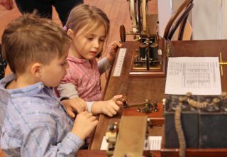 Kinderen in een museum