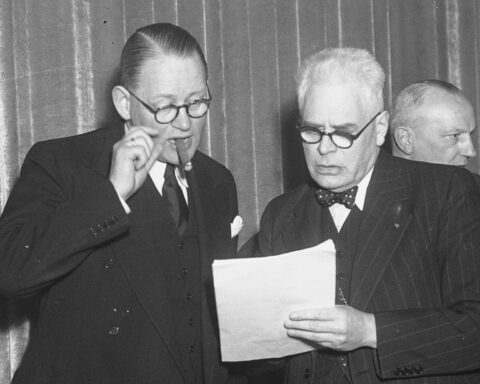 Dirk Stikker en Pieter Oud tijdens een jaarvergadering van de VVD in Utrecht, 1949
