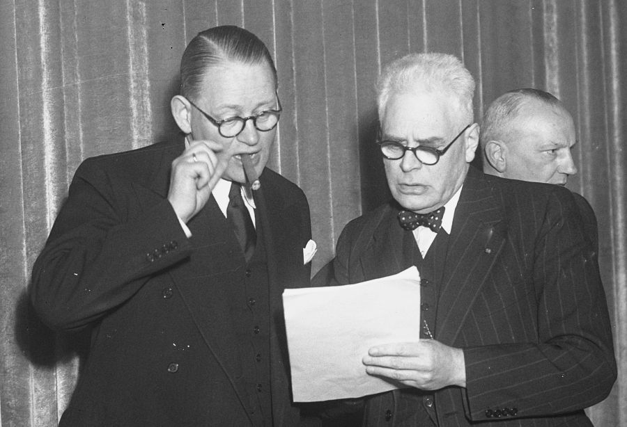 Dirk Stikker en Pieter Oud tijdens een jaarvergadering van de VVD in Utrecht, 1949