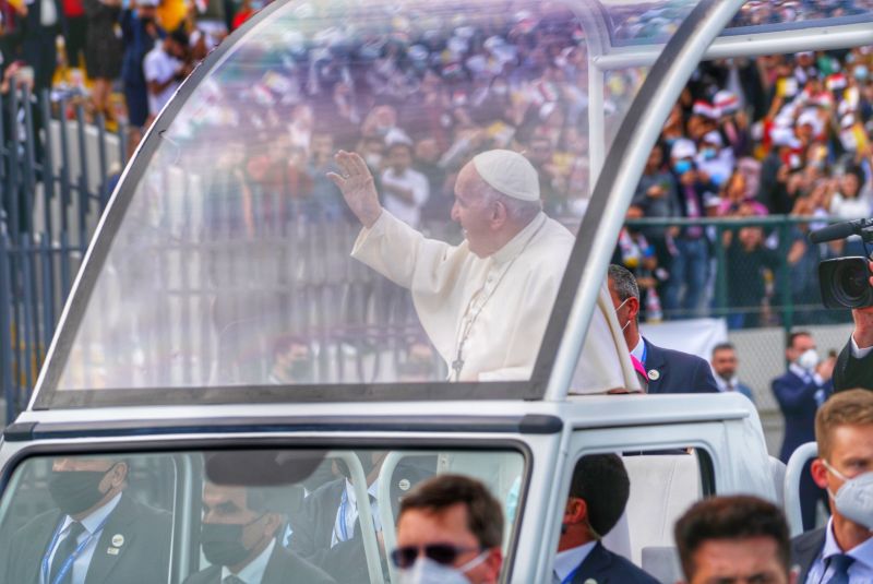 Paus Franciscus in een pausmobiel 