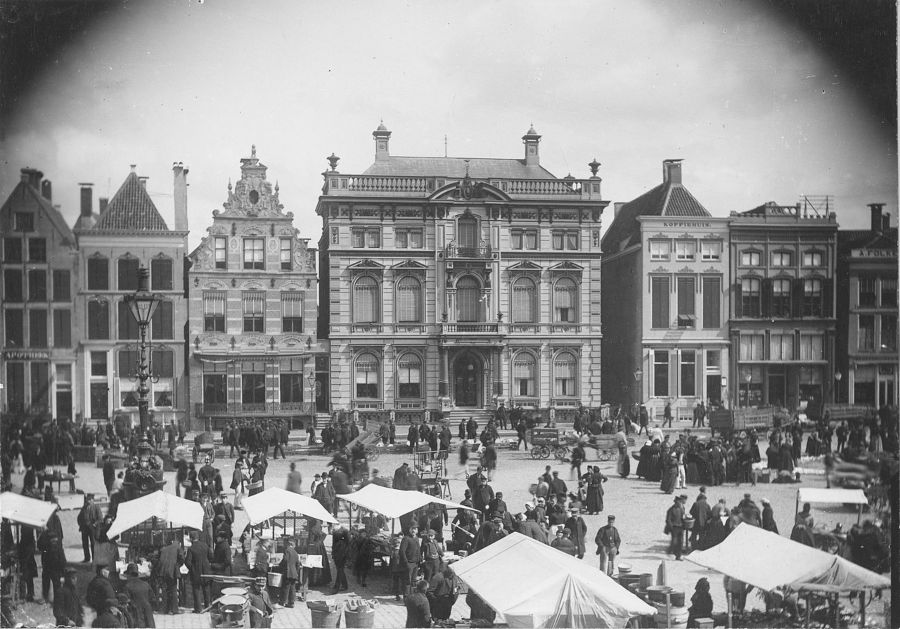 Scholtenshuis (verwoest in 1945) met de markt op de voorgrond
