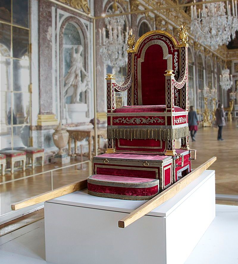 Sedia gestatoria van paus Pius VII tijdens een tentoonstelling in het paleis van Versailles
