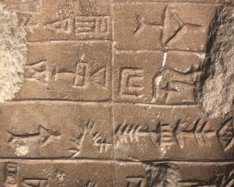 Willekeurig stenen spijkerschrifttablet met Soemerische inscriptie