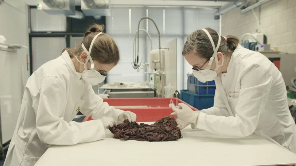 Textielonderzoek, still uit de documentaire ‘De Jurk en het Scheepswrak’