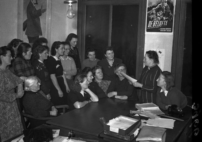 Bijeenkomst CPN-Vrouwen in een partijkantoor
