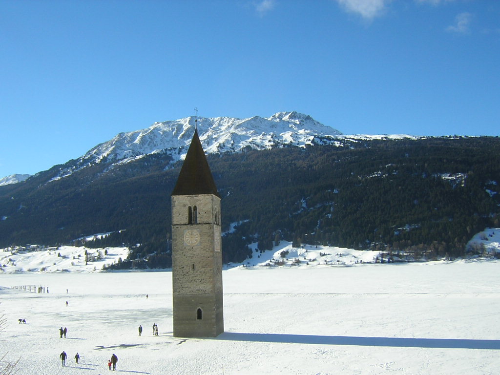 De oude kerktoren van Curon / Graun in een bevroren Reschenmeer, 2005