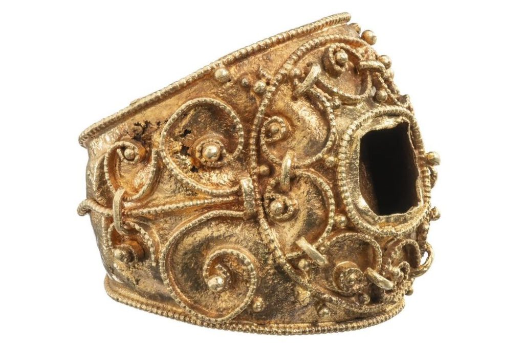 Gouden ring met filigreinversiering en ingelegd met granaatsteen, vermoedelijk eind 9de / begin 10de eeuw,
