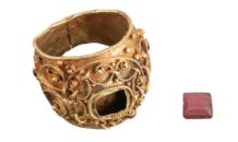 Middeleeuwse gouden ring mét edelsteen gevonden in Drenthe