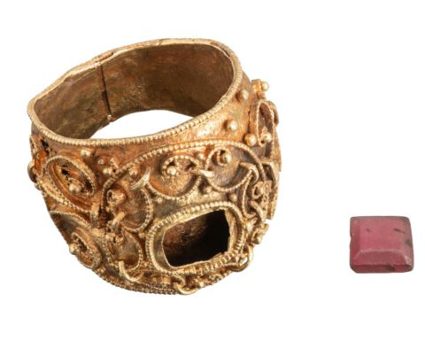 Gouden ring met filigreinversiering en ingelegd met granaatsteen, vermoedelijk eind 9de / begin 10de eeuw, collectie en eigendom Het Drentse Landschap en Drents Museum.