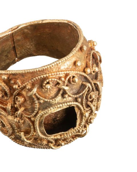 Gouden ring met filigreinversiering en ingelegd met granaatsteen, vermoedelijk eind 9de / begin 10de eeuw, collectie en eigendom Het Drentse Landschap en Drents Museum.