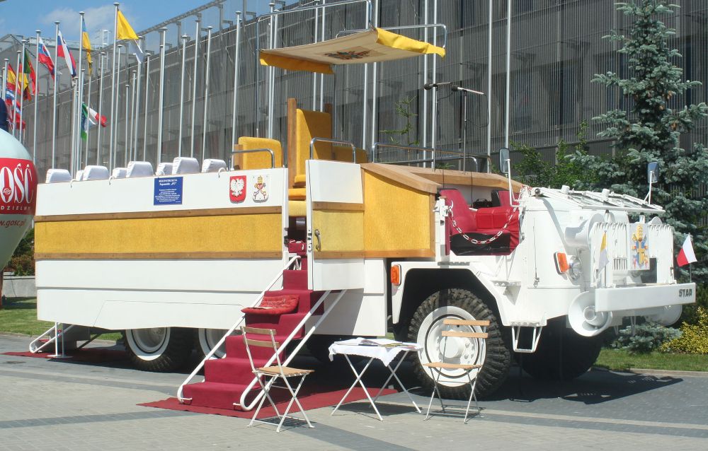 Reconstructie van de wagen die paus Johannes Paulus II gebruikte tijdens zijn eerste Polenreis in 1979