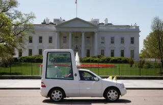 Paus Benedictus XVI passeert het Witte Huis in Washington in een pausmobiel, 2008