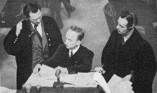 Benjamin Ferencz (midden) tijdens het Einsatzgruppen-proces (1947-48)