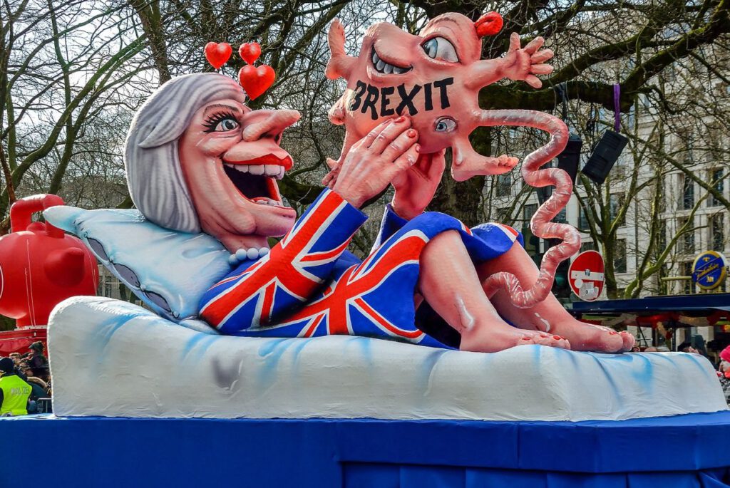 Carnavalsoptocht in Düsseldorf (2018) door de Duitse beeldhouwer Jacques Tilly, met een beeltenis van premier Theresa May die een misvormde Brexit baart.
