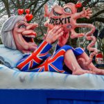 Carnavalsoptocht in Düsseldorf (2018) door de Duitse beeldhouwer Jacques Tilly, met een beeltenis van premier Theresa May die een misvormde Brexit baart.