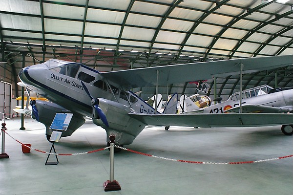 De ‘Dragon Rapide’ van vliegtuigbouwer ‘De Haviland’ waarmee generaal Franco van de Canarische Eilanden naar Marokko werd gebracht heeft een plaatsje gekregen in het Spaanse luchtvaartmuseum