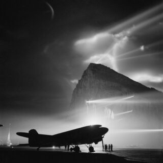 Een Douglas DC-3 's nachts bij Gibraltar kort voor een vlucht naar het Verenigd Koninkrijk.