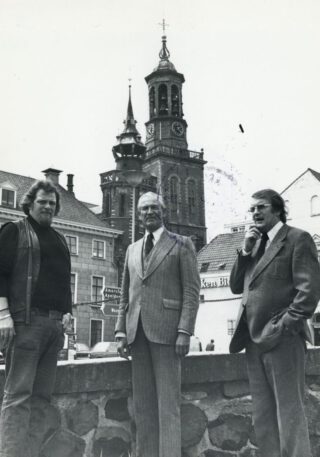 Bezoek van de staatssecretarissen Jan Schaeffer (links) en Wim Meijer (rechts) in juni 1975 aan Kampen. In het midden burgemeester S. van Tuinen.