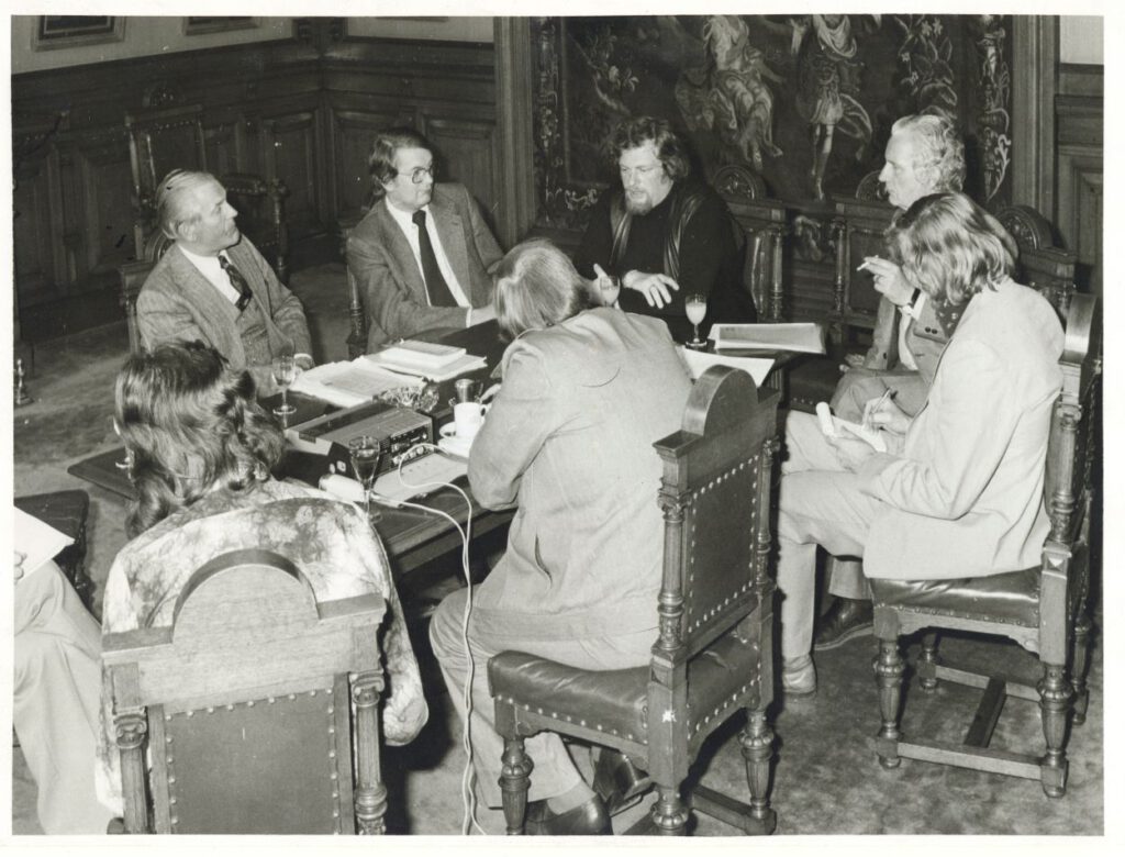 Bezoek van de staatssecretarissen Jan Schaeffer (3e van links) en Wim Meijer (2e van Links) in juni 1975 aan Kampen in aanwezigheid van burgemeester Van Tuinen (1e van links). 