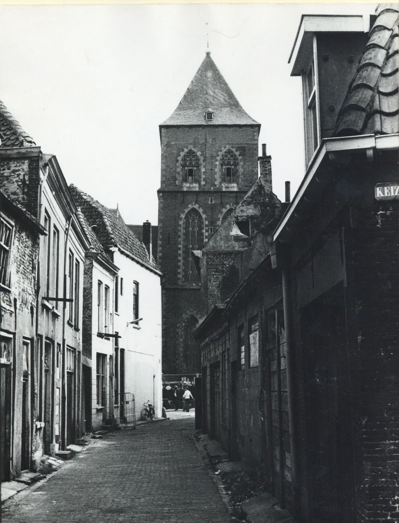 Heerensmitsteeg in Kampen, voor de restauratie. Toen onbewoonbaar verklaard, nu een voorbeeld van stadsvernieuwing. Met op de achtergrond de Onze Lieve Vrouwe- of Buitenkerk.
