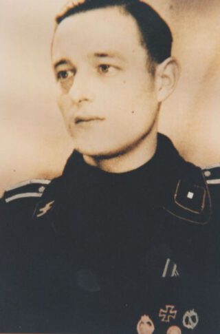 Henk Kistemaker op 22-jarige leeftijd in het uniform van het tankwapen