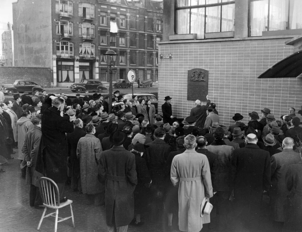 Gedenkplaquette van Cephas Stauthamer aan de Joodse Invalide door wethouder A. in 't Veld onthuld, Weesperplein, Amsterdam, 16 januari 1951