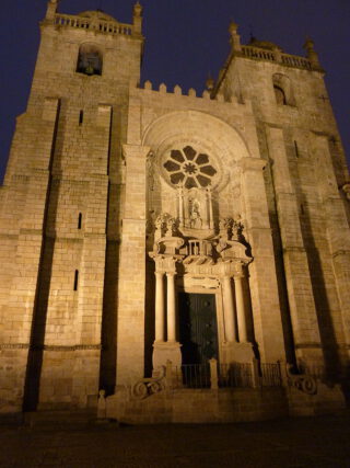 Façade van de kathedraal van Porto, voltooid in de dertiende eeuw 