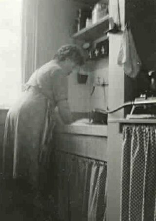 De moeder van Paul Seesink in de keuken 