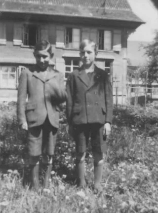 Paul (links) met zijn Zwitserse vriend Heinrich (rechts) in Zwitserland,  1946