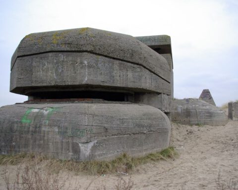 Marine Kustbatterij Heerenduin, kustbatterij die in de Tweede Wereldoorlog door de Duitse bezetter is gebouwd als onderdeel van de Atlantikwall.