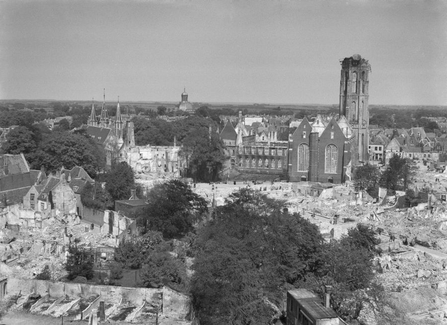 Zicht op Middelburg na het bombardement van mei 1940
