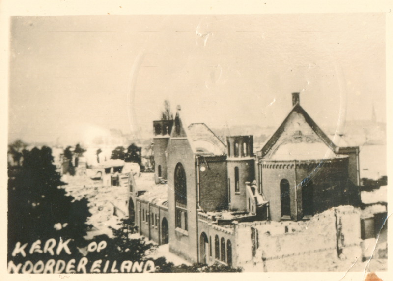 Restanten van de Lourdeskerk aan de Prins Hendriklaan in Rotterdam, na het Duitse bombardement van 14 mei 1940