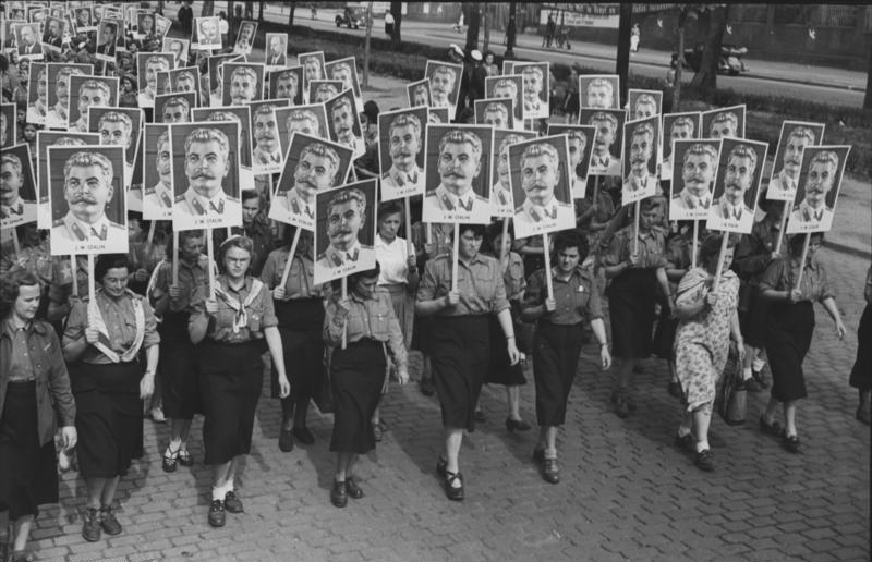 Vrouwelijke leden van de Freie Deutsche Jugend dragen portretten van Stalin - Oost-Berlijn, 1951