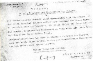 ‘Waarschuwing aan alle verraders en hielenlikkers van de vijand: (…) Dorpsgemeenschappen die (… ons verklikken … ) of die de witte vlag hijsen kunnen zich vroeg of laat aan een vernietigende (… reactie … ) verwachten. Onze wraak is dodelijk!’ Pamflet van ‘Werwolf-Oberbayern’ met het wolfsangelsymbool dat een paar dagen voor de aanval in het Beierse Penzberg  van 28 april 1945 op muren en lantarenpalen werd gekleefd.