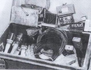 Materiaalkist met explosieven, kabels en ontstekers in een ontdekte Werwolf-schuilplaats in Sudetenland. 