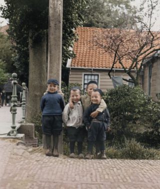 Vriendjes in Broek in Waterland, volledige foto. Uit: Vergeten Nederland