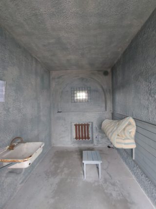 Binnenkant van de replica van de cel van Aleksej Navalny