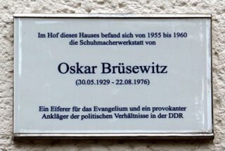 Bordje in het Duitse Markkleeberg, ter herinnering aan Oskar Brüsewitz 