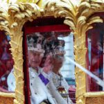 Charles III en Camilla tijdens de rijtoer na de processie