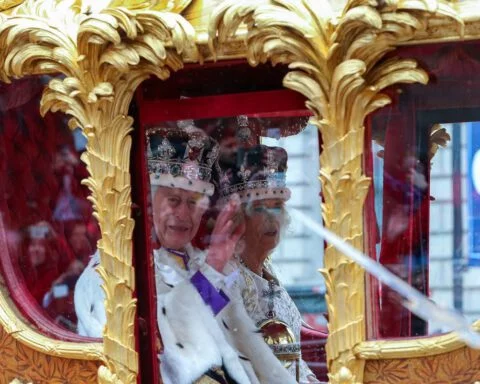 Charles III en Camilla tijdens de rijtoer na de processie