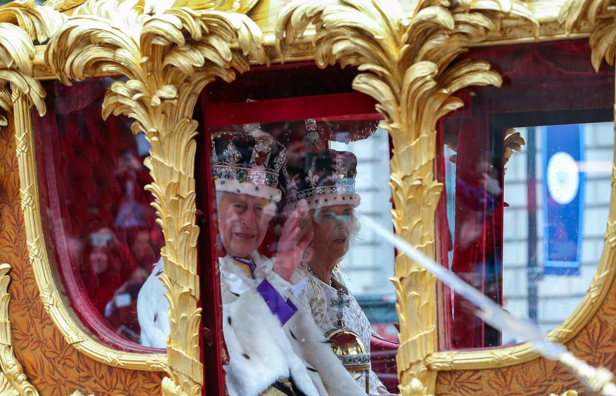 Charles III en Camilla tijdens de rijtoer na de processie