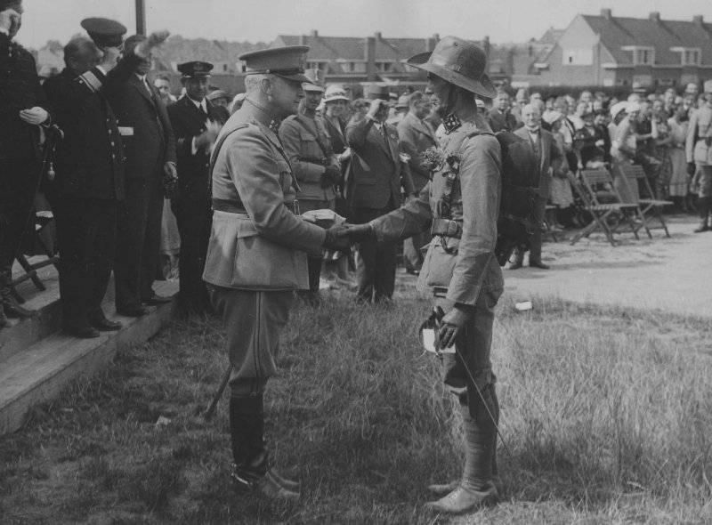 Een militair ontvangt gelukwensen van generaal Fabius op de vierde dag van de 25e Vierdaagse.