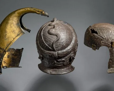 Drie Romeinse helmen - Messing (links) en ijzer (midden en rechts), hoogte messing helm links 38 cm., 50-300 na Chr., uit Vechten