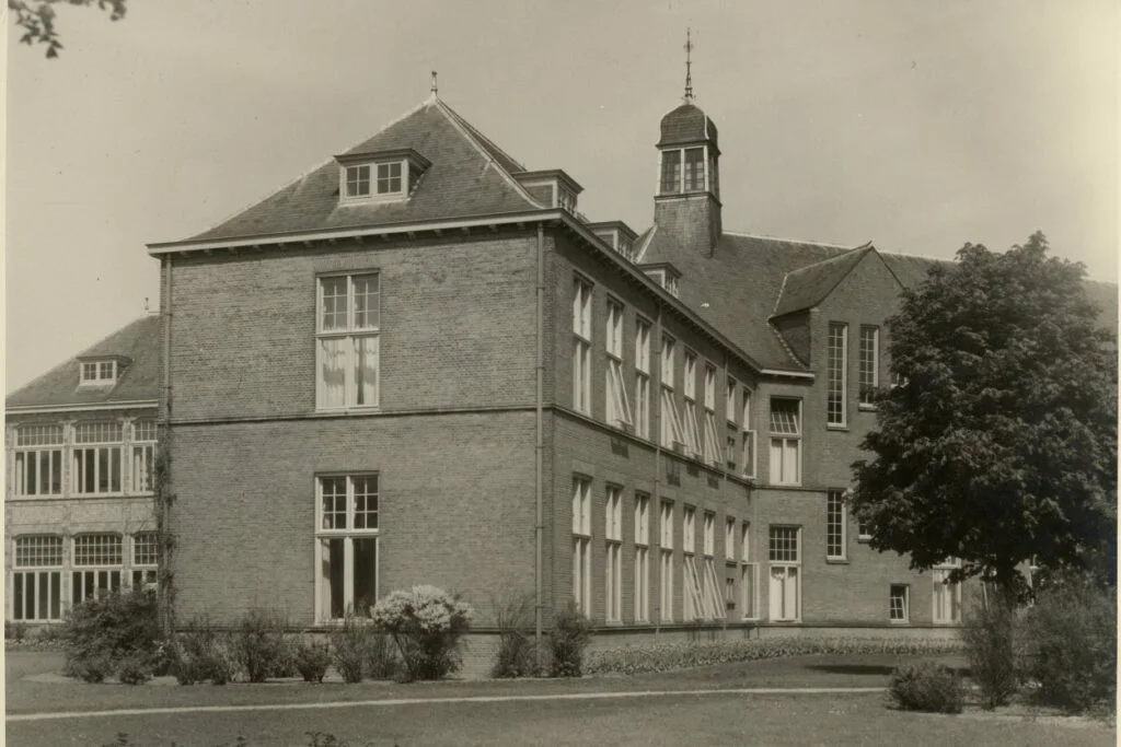 Een gebouw op het AZL-complex