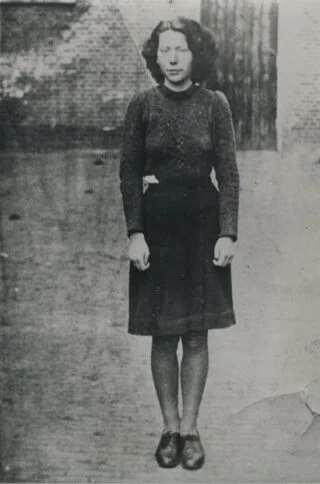 Hannie Schaft in 1945 op de binnenplaats van het Huis van Bewaring aan de Amstelveenseweg (Amsterdam), kort voor haar executie